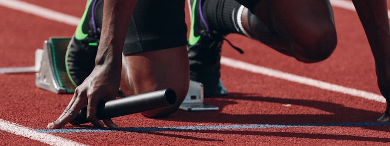 足球爱好者在绿茵场上激烈比赛的场景