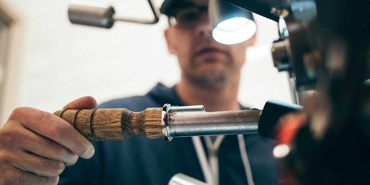 年轻人在城市街道跑步冲刺的活力运动场景